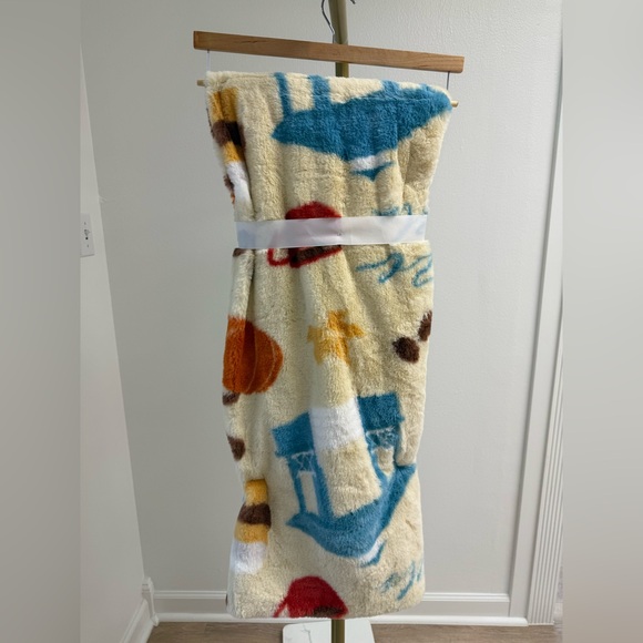 NWOT Gilmore Girls HomeGoods Fleece Blanket - Picture 1 of 3